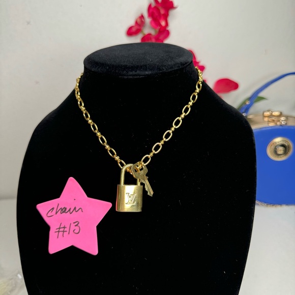 ⚜️🔐 LV Lock and Key Necklace ⚜️🔐 - Picture 8 of 8